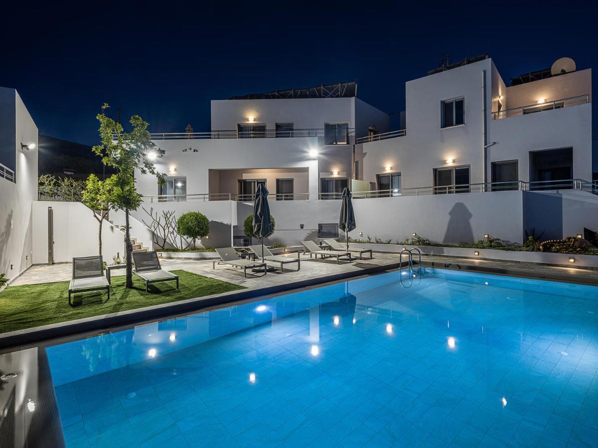 een zwembad voor een gebouw 's nachts bij Sunset Elafonisi Apartments in Livadia