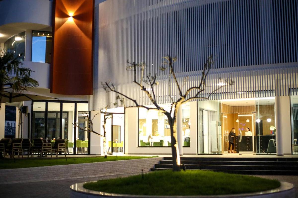 Regina Garden image 3