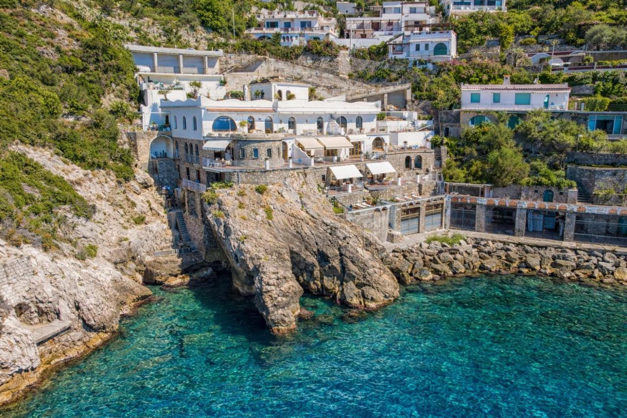 een luchtfoto van een dorp op een klif bij Maison del sole in Massa Lubrense