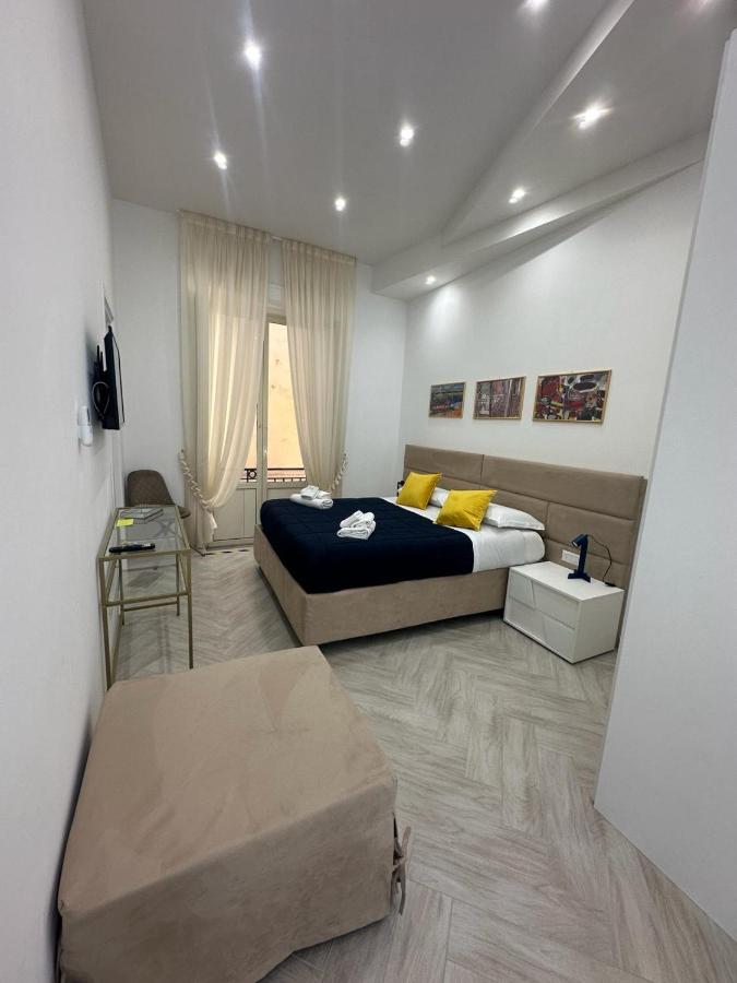 een slaapkamer met een bed en een bank erin bij Flo' in Napels