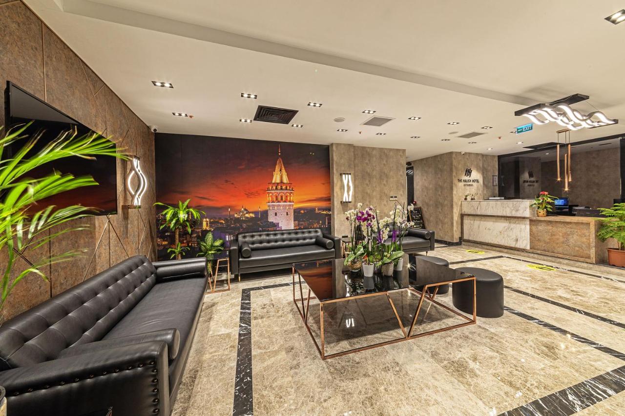 een lobby met zwart leren meubilair en een schilderij aan de muur bij The Halich Hotel Istanbul Karakoy - Special Catego