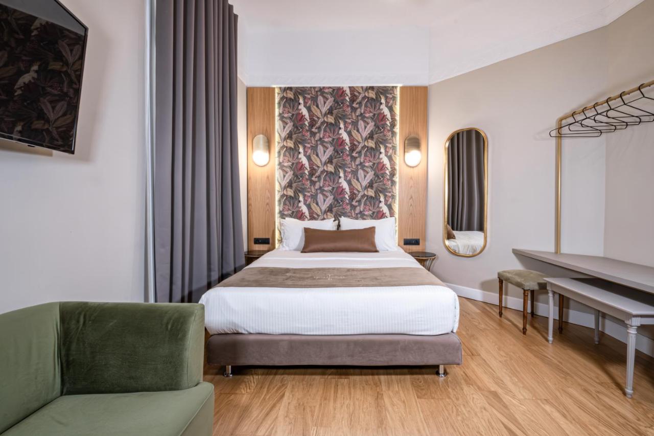 een hotelkamer met een bed en een piano bij Belle Epoque Suites in Athene