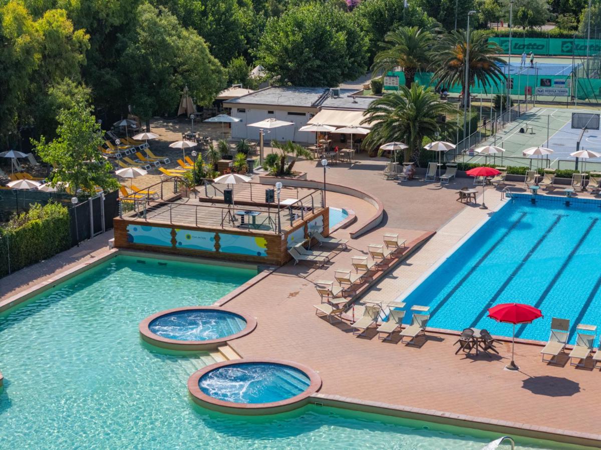 Een luchtfoto van een zwembad in een resort. bij Club del Sole La Risacca Family Collection in Porto SantʼElpidio