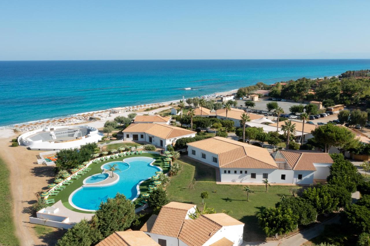 Een luchtfoto van een resort met een zwembad. bij VOI Le Muse Essentia in Zambrone