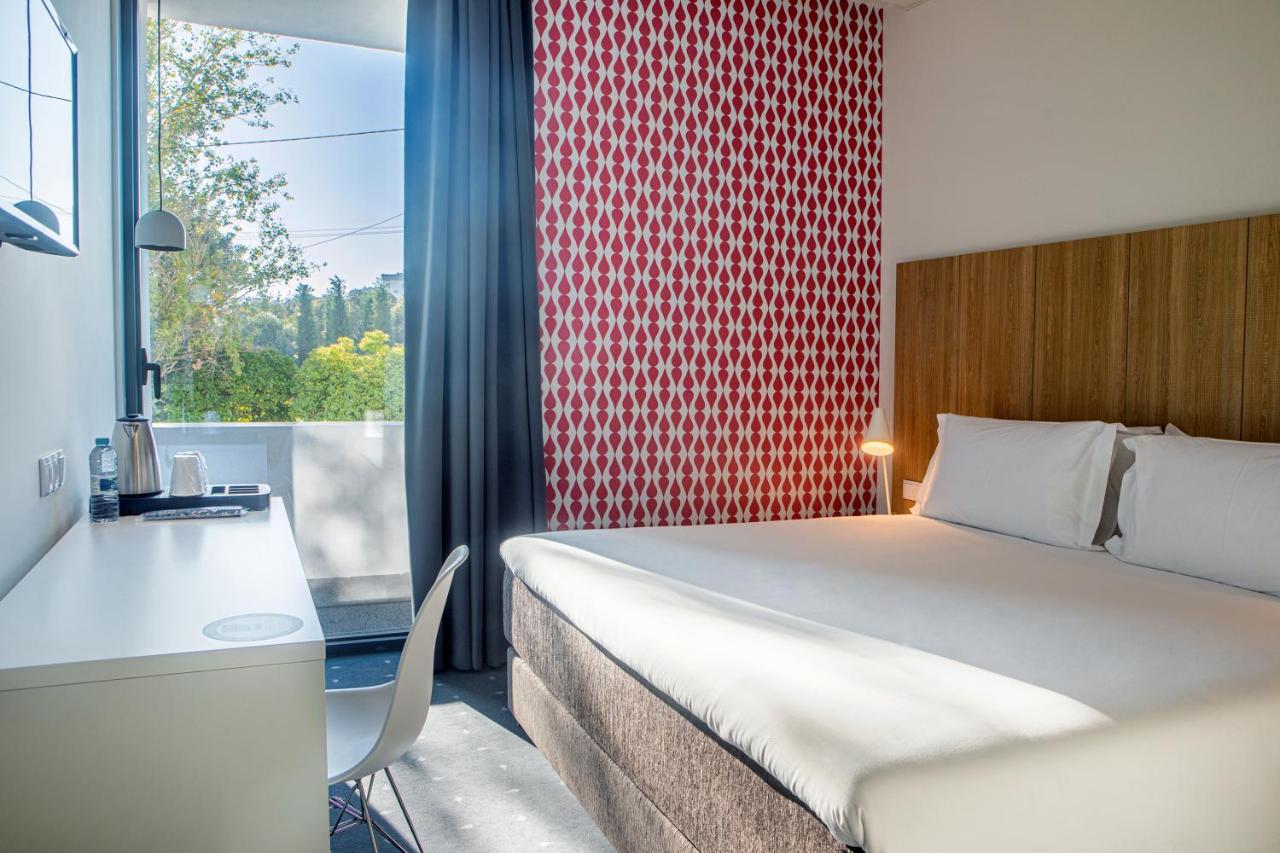 een kamer met een bed, een bureau en een raam bij Stay Hotel Lisboa Aeroporto in Lissabon +77 foto's
