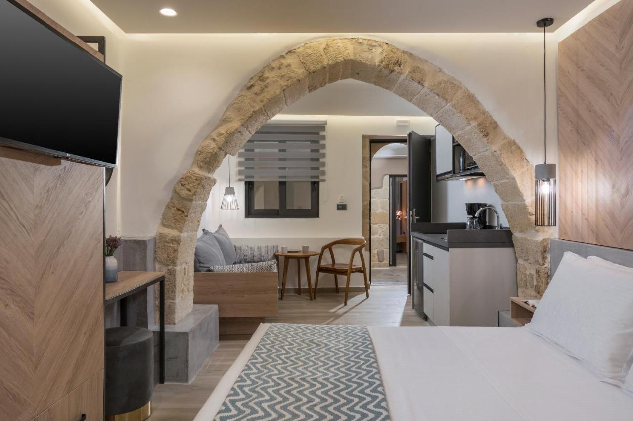 een keuken en woonkamer met een boogdoorgang bij Casa D'Irene Deluxe Hotel in Falasarna +120 foto's