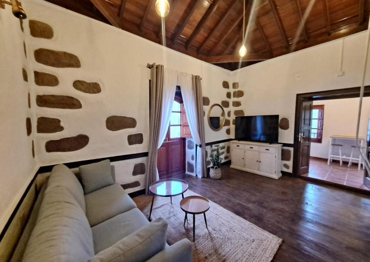 een woonkamer met een bank en een tv bij RK La Casona de Tejeda in Tejeda