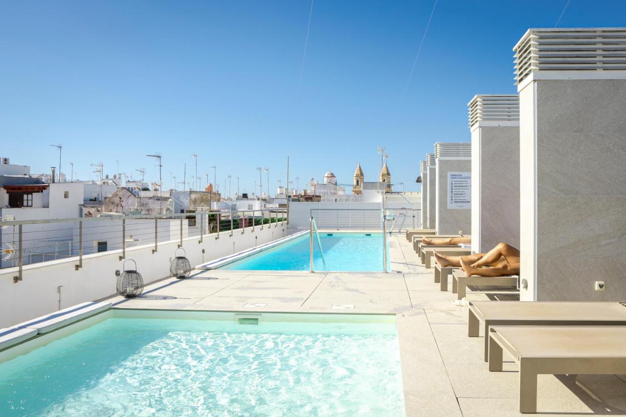 een zwembad op het dak van een gebouw bij Goodnight Cádiz Apartments in Cádiz