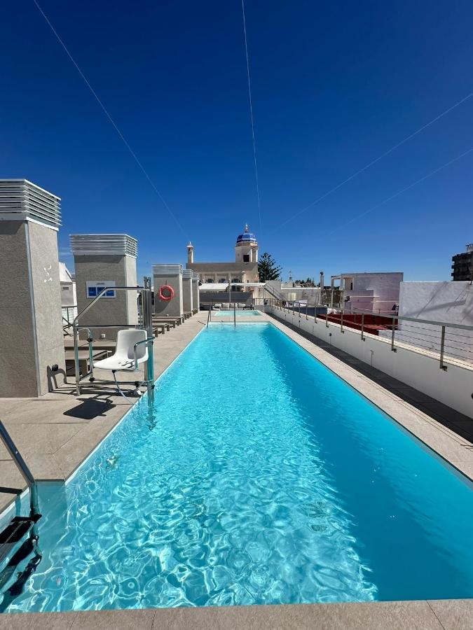 een zwembad op het dak van een gebouw bij Goodnight Cádiz Apartments in Cádiz