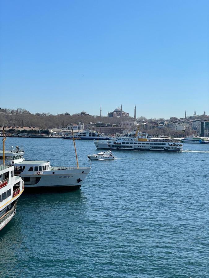 een groep boten in een watermassa bij Weingart Seaside Hotel in Istanbul
