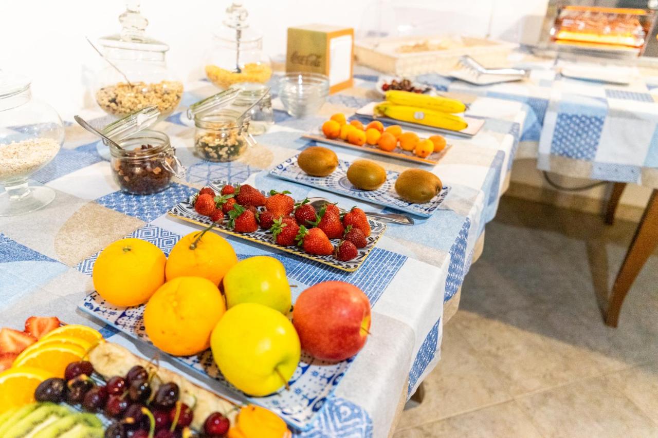 een tafel met verschillende schalen vol fruit en groenten bij Le Querce Farmhouse in Agropoli