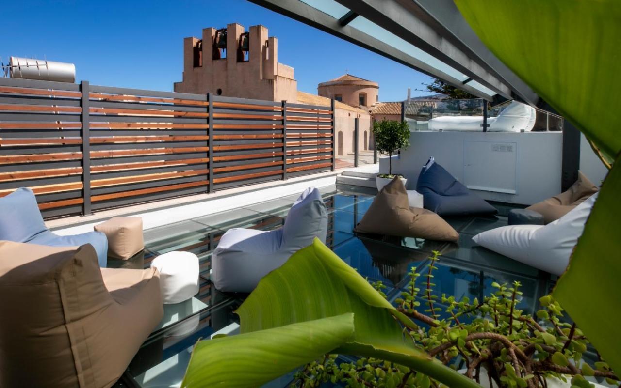 een balkon met kussens en stoelen op een dak bij Azzoli Trapani - Apartments&Skypool - Adults Only in Trapani +63 foto's