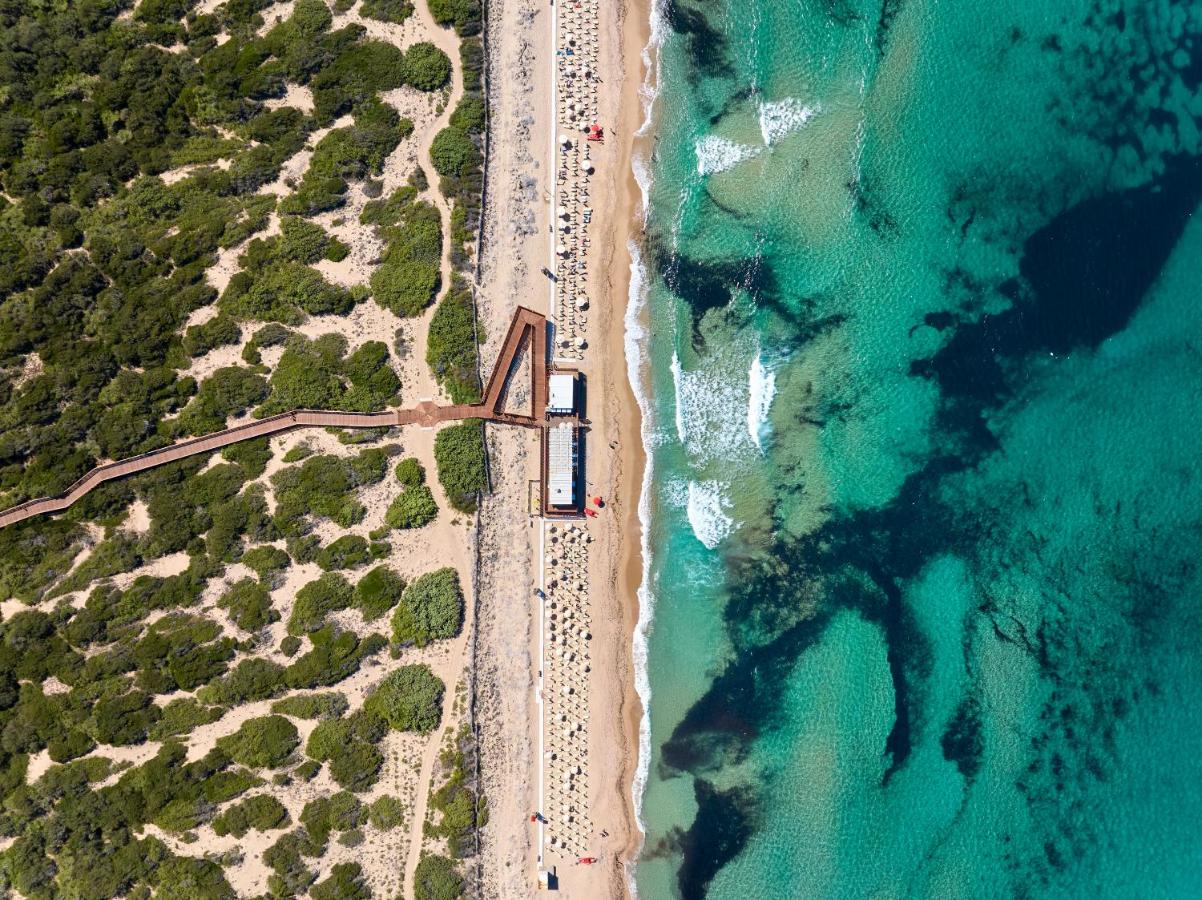 een luchtfoto van een strand en de oceaan bij Is Serenas Badesi Resort in Badesi