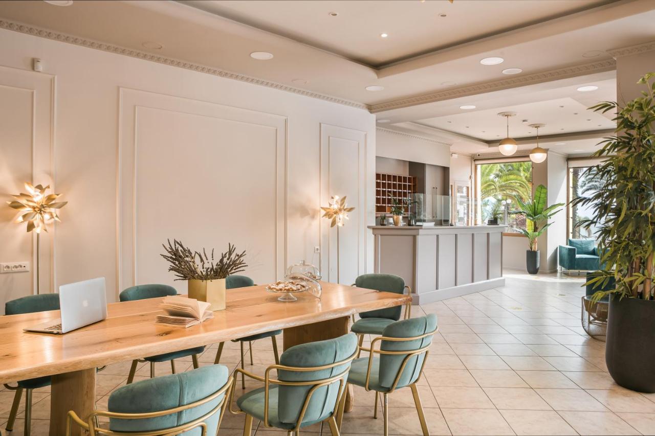 een eetkamer met een houten tafel en stoelen bij Makis Hotel in Skála Kefalonias