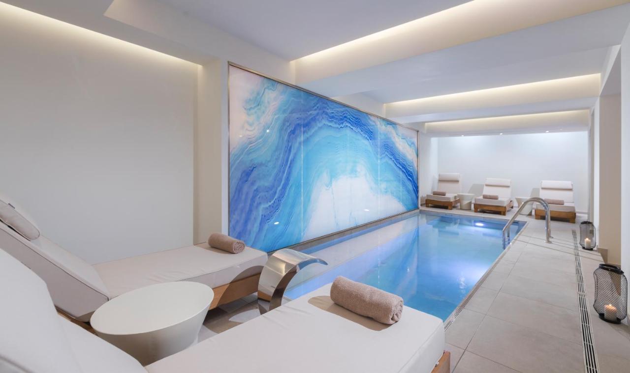 een zwembad midden in een kamer bij The Residence Christokopidou Hotel & Spa in Athene