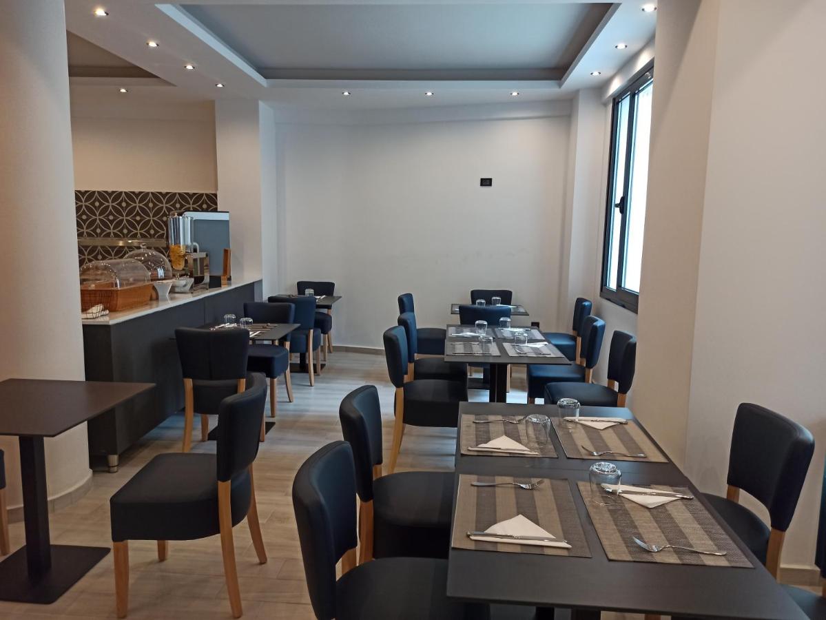 een restaurant met tafels en stoelen en een toonbank bij Evita Asty in Athene