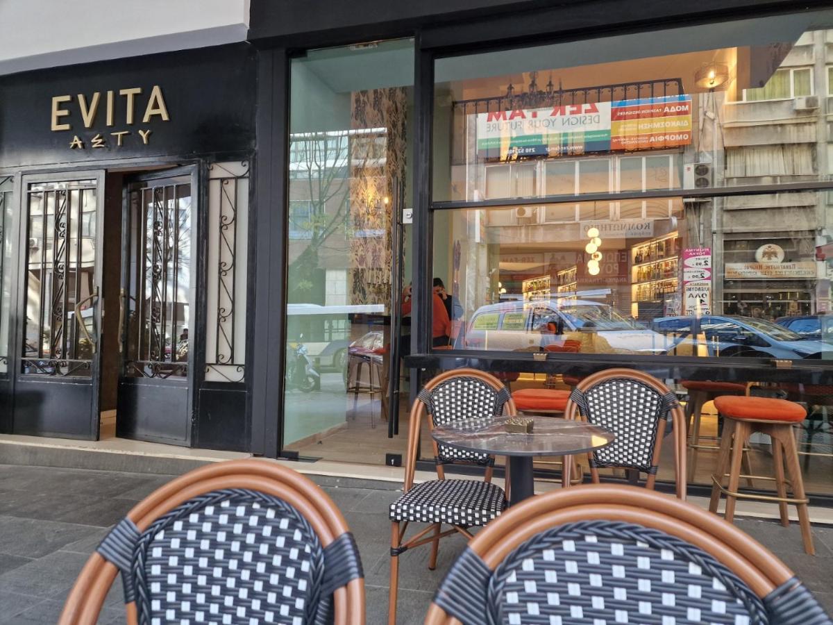 een café met stoelen en tafels voor een winkel bij Evita Asty in Athene