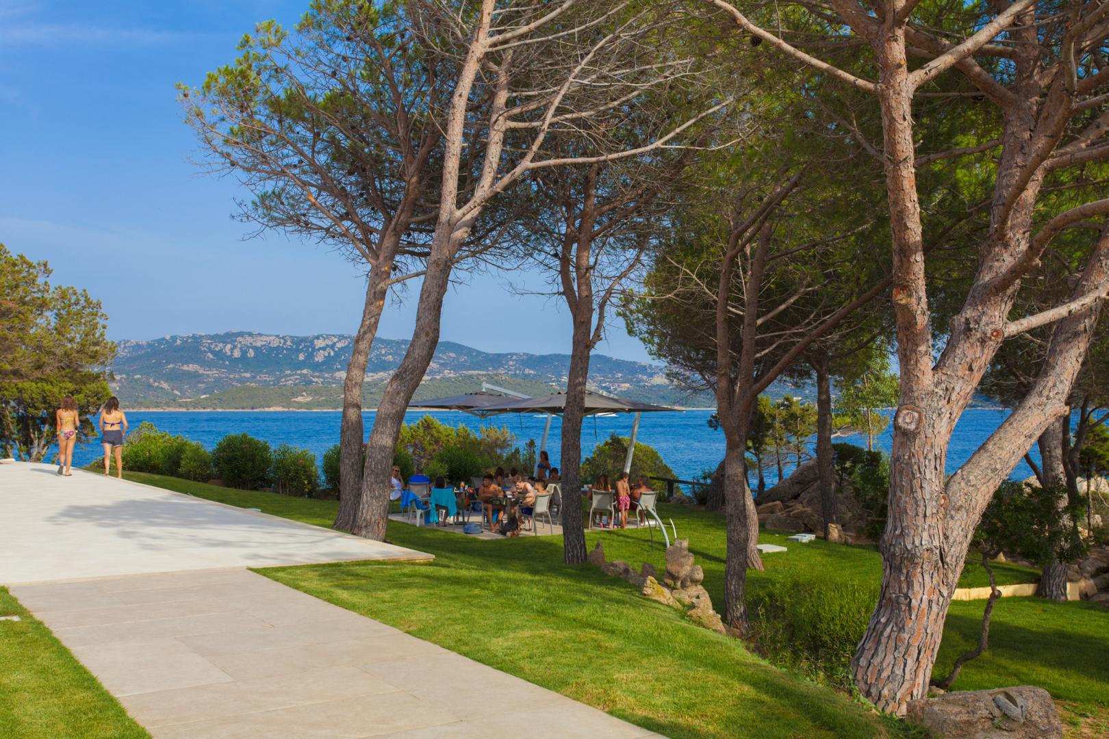 Tropische tuin met palmbomen — Centro Vacanze Isuledda
