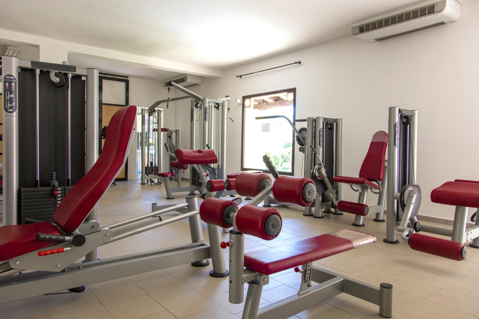 Fitnessruimte met cardio-apparaten — Centro Vacanze Isuledda