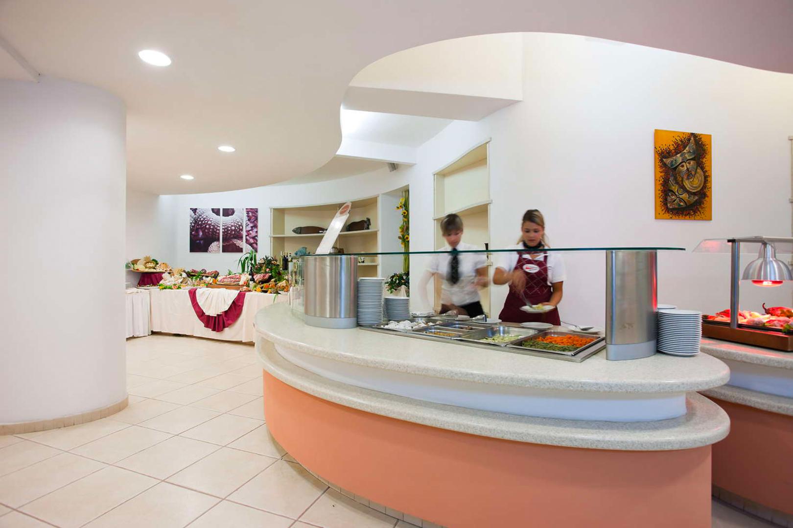 Restaurant met gedekte tafels — Centro Vacanze Isuledda