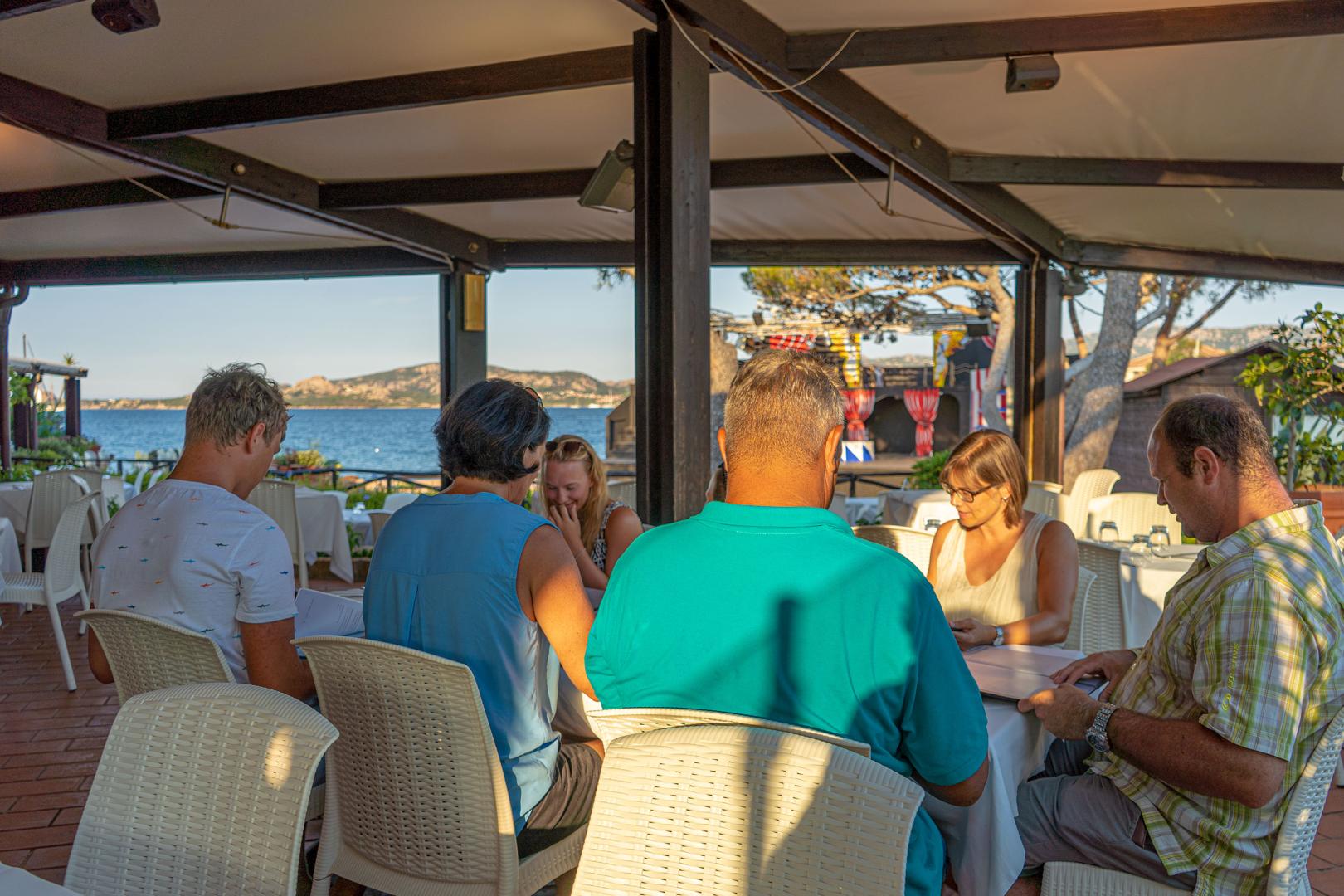 Restaurantterras buiten — Centro Vacanze Isuledda