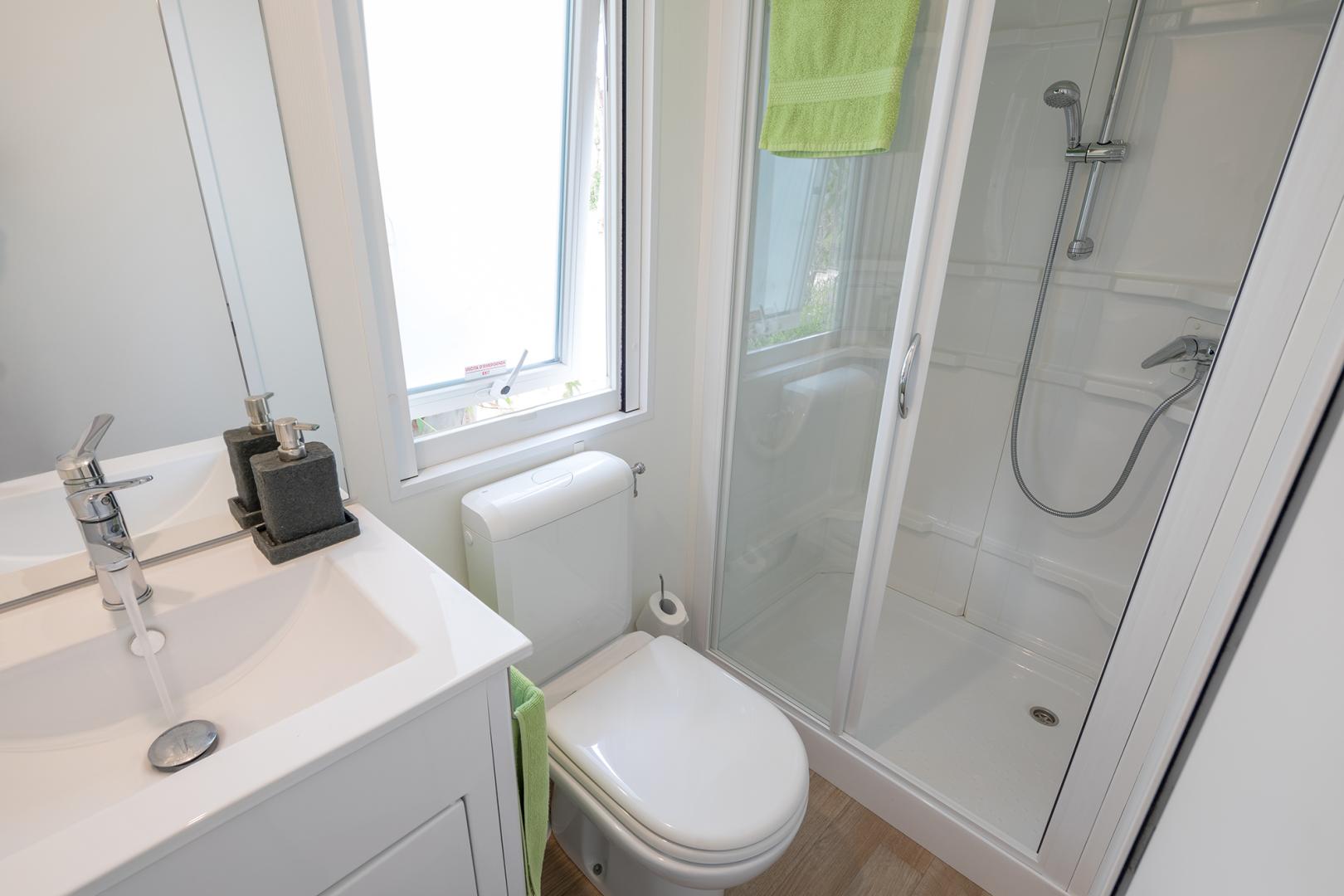 Badkamer met inloopdouche — Centro Vacanze Isuledda