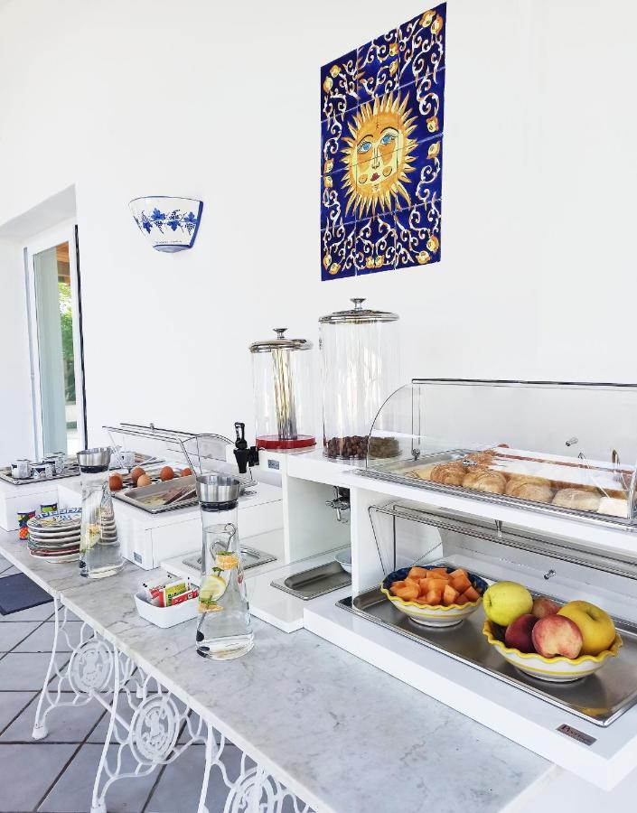 een buffetlijn met schalen vol eten die tentoongesteld staan bij Il Giardino dei Pini in Paestum