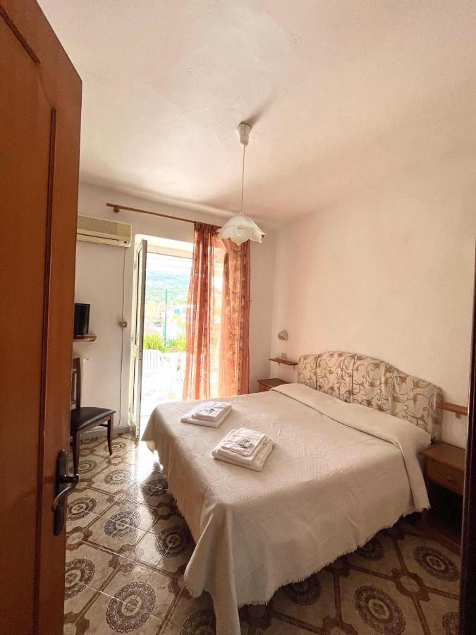 een slaapkamer met een bed en een groot raam bij Hotel la Maggioressa in Casamicciola Terme