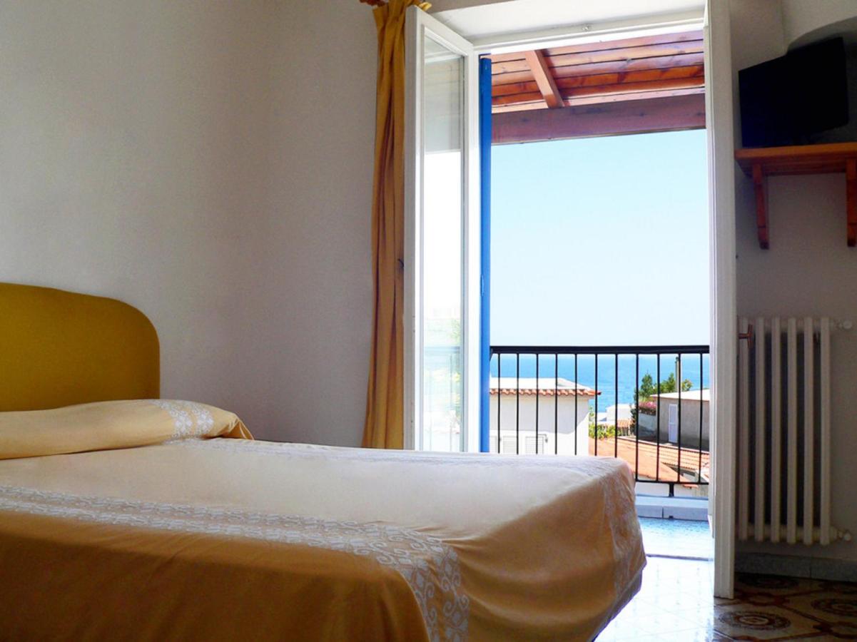 een slaapkamer met een bed en uitzicht op een balkon bij Hotel la Maggioressa in Casamicciola Terme