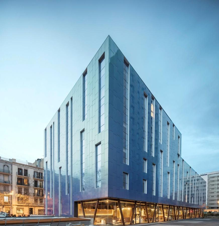 een gebouw met een glazen gevel aan een straat bij Hotel Paxton Barcelona in Barcelona