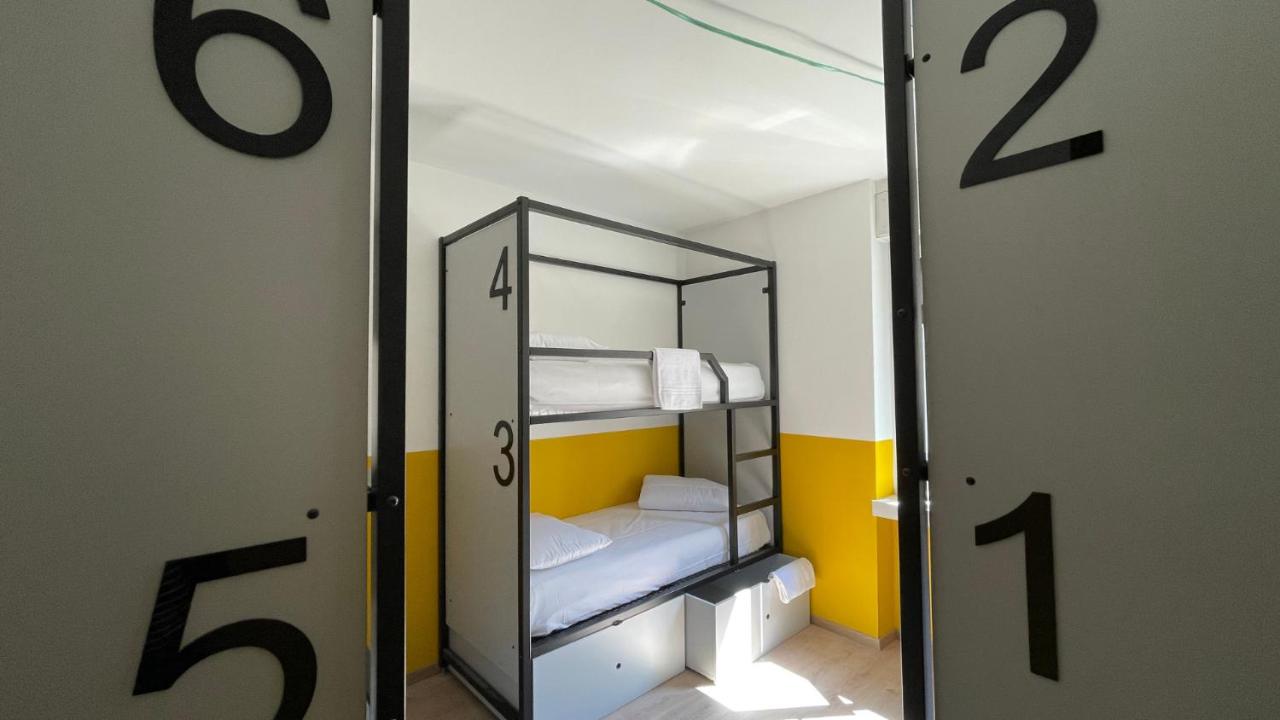 een kamer met een deur waarop nummers staan bij Hotello Trieste in Trieste