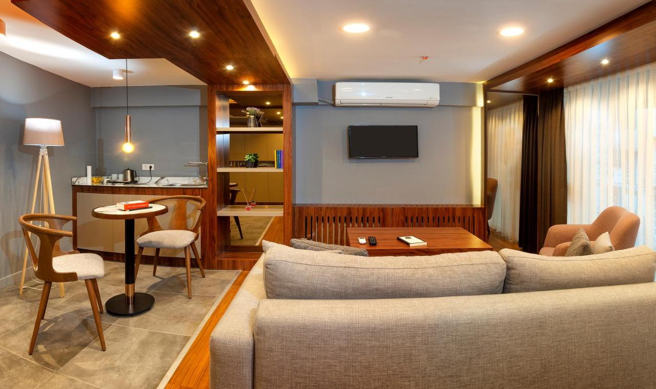 een woonkamer met een bank en een tafel bij Vitabella Suites in Istanbul