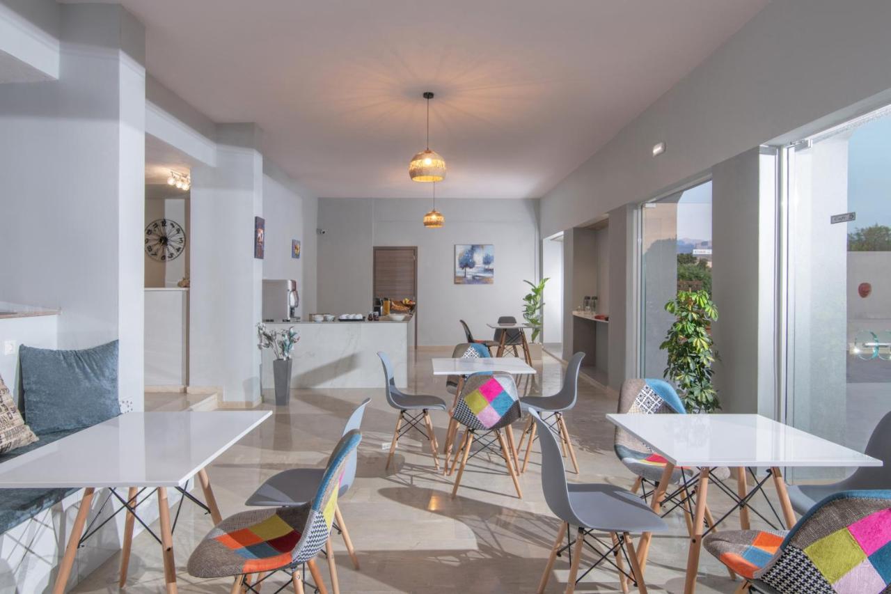 een eetkamer met witte tafels en stoelen bij Golden Sunlight Hotel by Estia in Gouves
