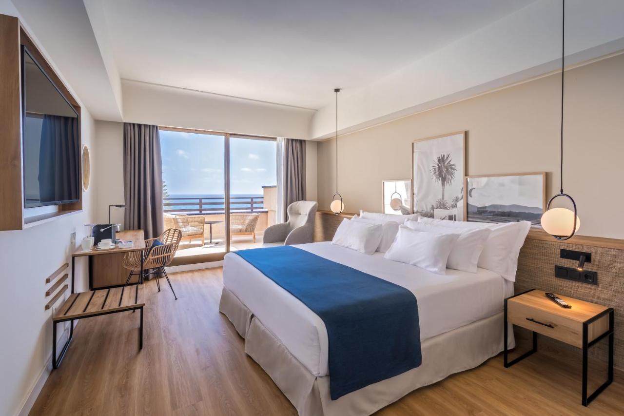 een hotelkamer met een groot bed en een balkon bij Barceló Lanzarote Royal Level in Costa Teguise