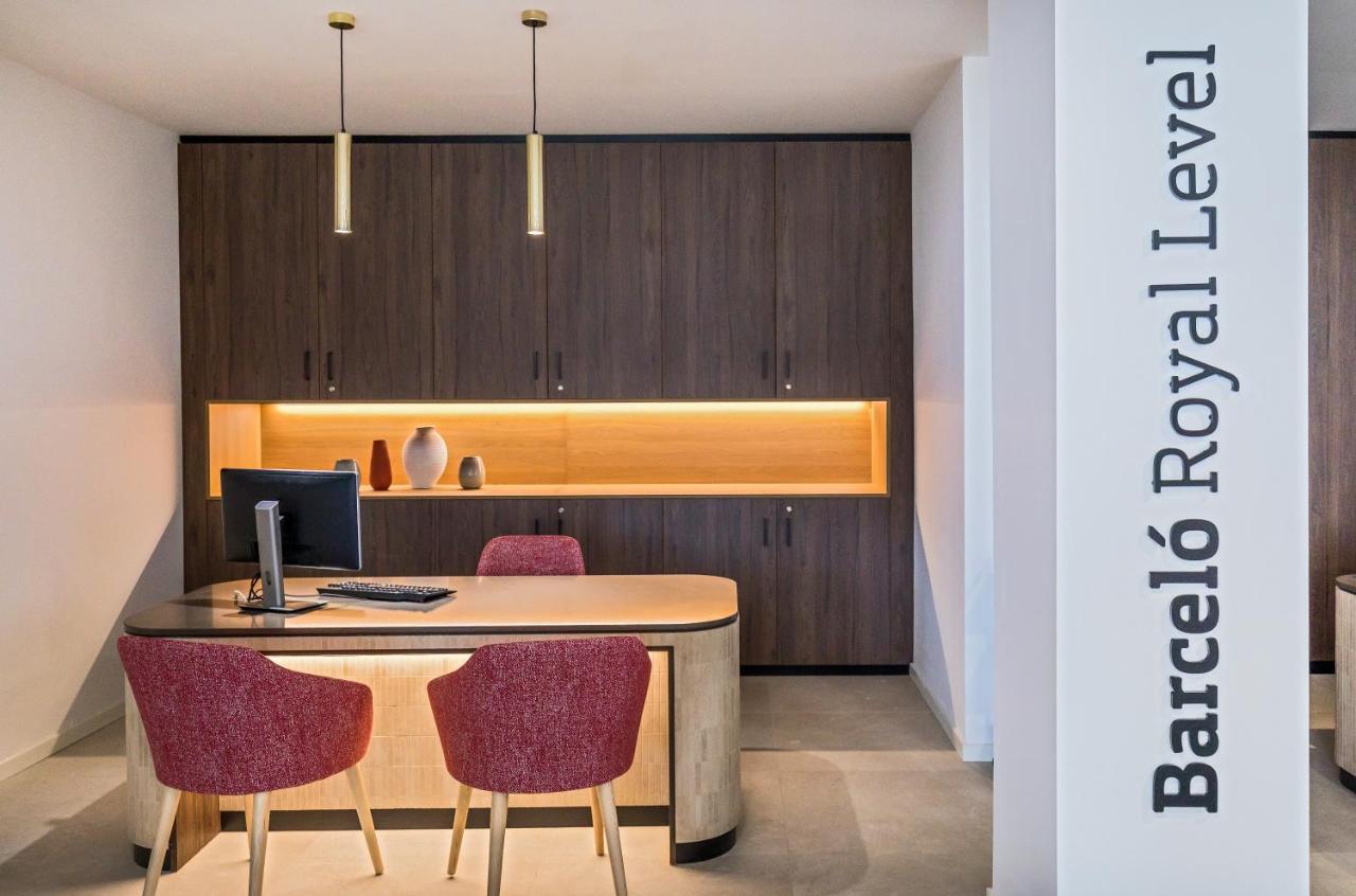 een kantoor met een bureau, twee stoelen en een computer bij Barceló Lanzarote Royal Level in Costa Teguise