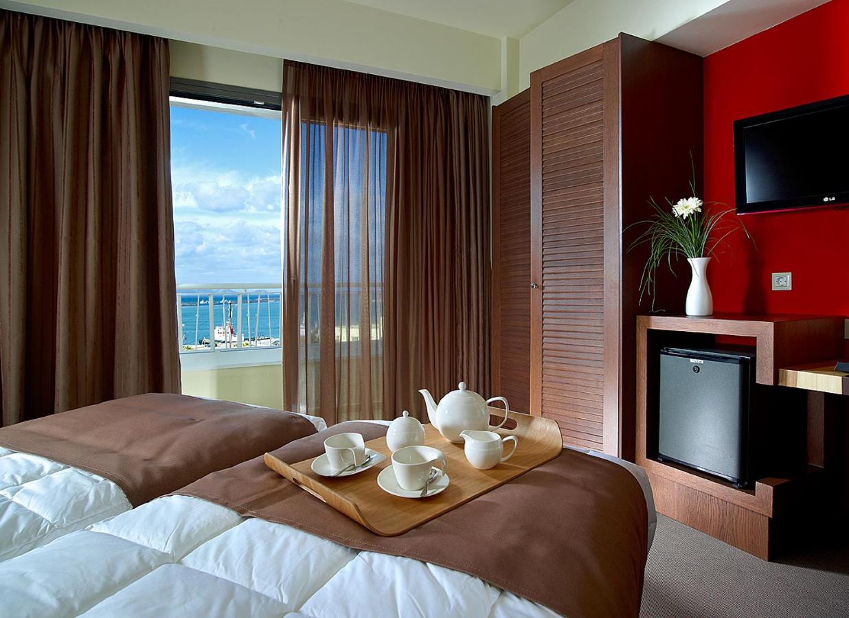 een hotelkamer met een bed en een dienblad met kopjes en servies bij Lato Annex Boutique Rooms in Heraklion