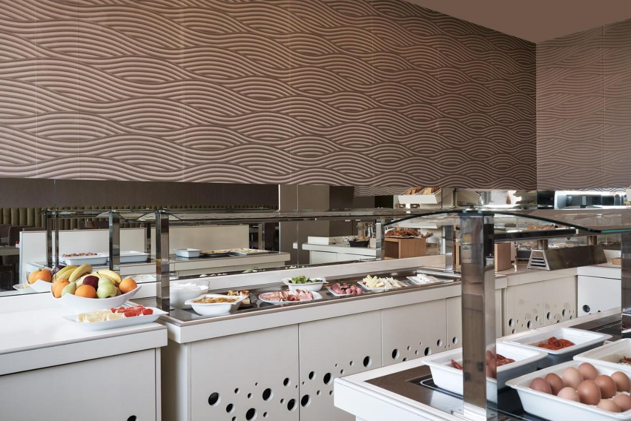 een restaurantkeuken met veel eten uitgestald bij Lato Annex Boutique Rooms in Heraklion