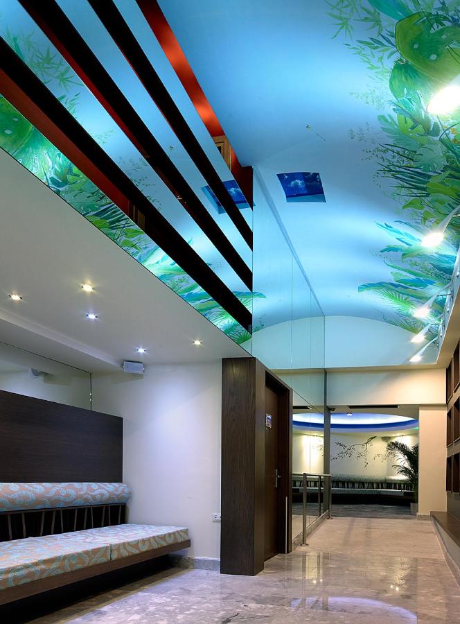 een lobby met een schilderij aan het plafond bij Lato Annex Boutique Rooms in Heraklion