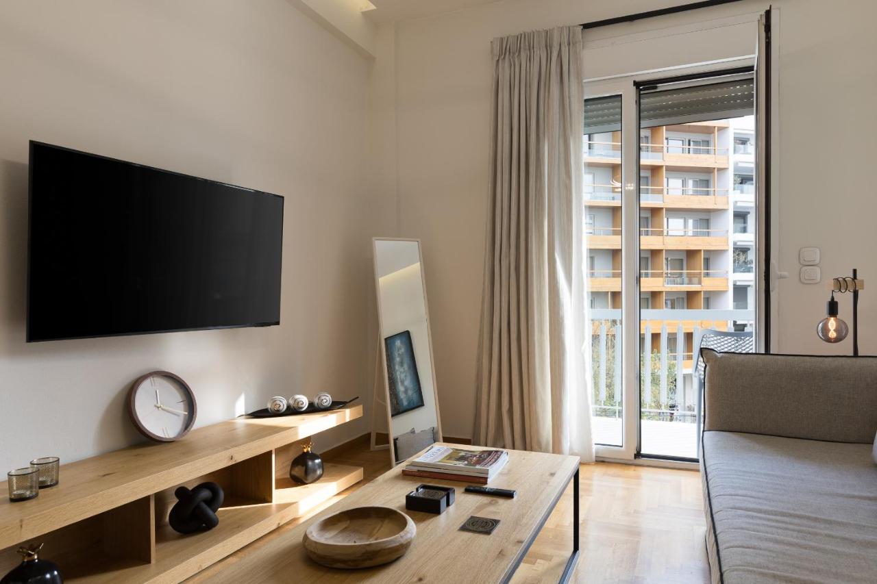 een woonkamer met een flatscreen-tv aan de muur bij Athens Acropolis Residence, by the Acropolis Museum in Athene