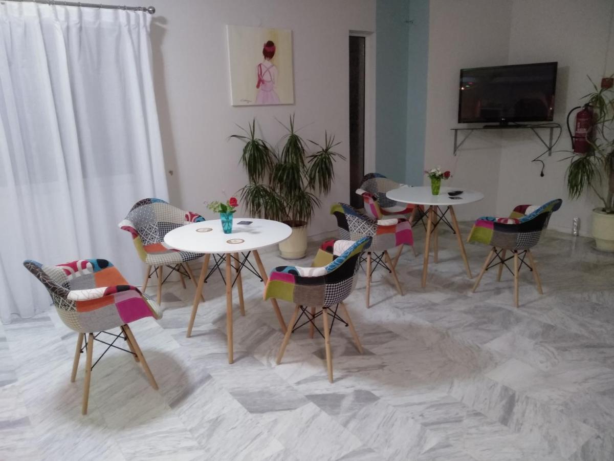 een groep tafels en stoelen in een kamer bij Leonidas Hotel & Studios in Kos-stad