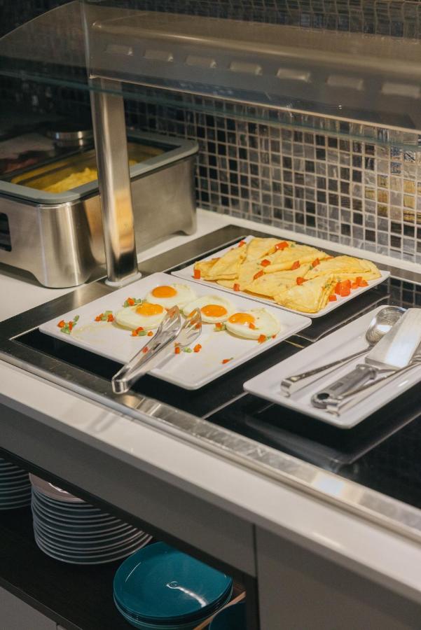 een keuken met twee borden eten op het aanrecht bij M'AR De AR Auria in Lissabon