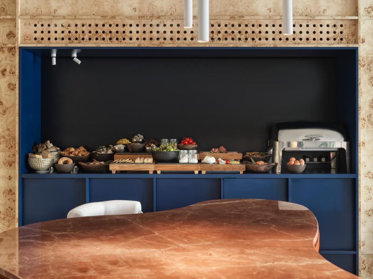 een eetkamer met blauwe kasten en een tafel bij The Newel Acropolis in Athene