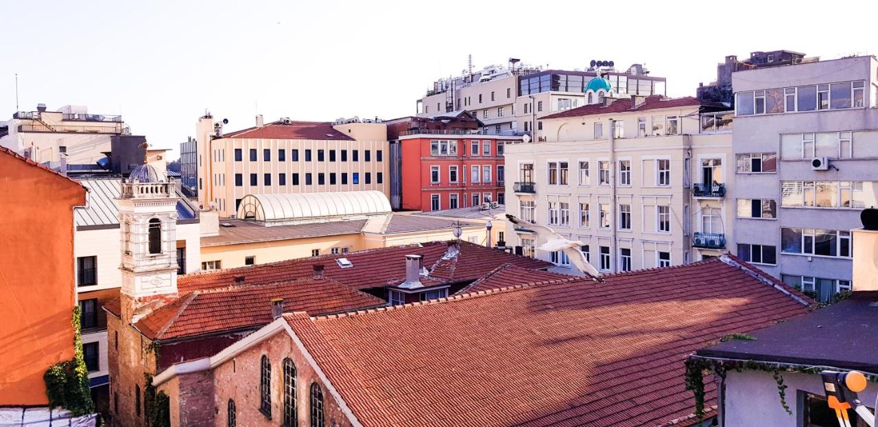 een stadsbeeld met gebouwen en daken bij Casa Rosa Suites in Istanbul