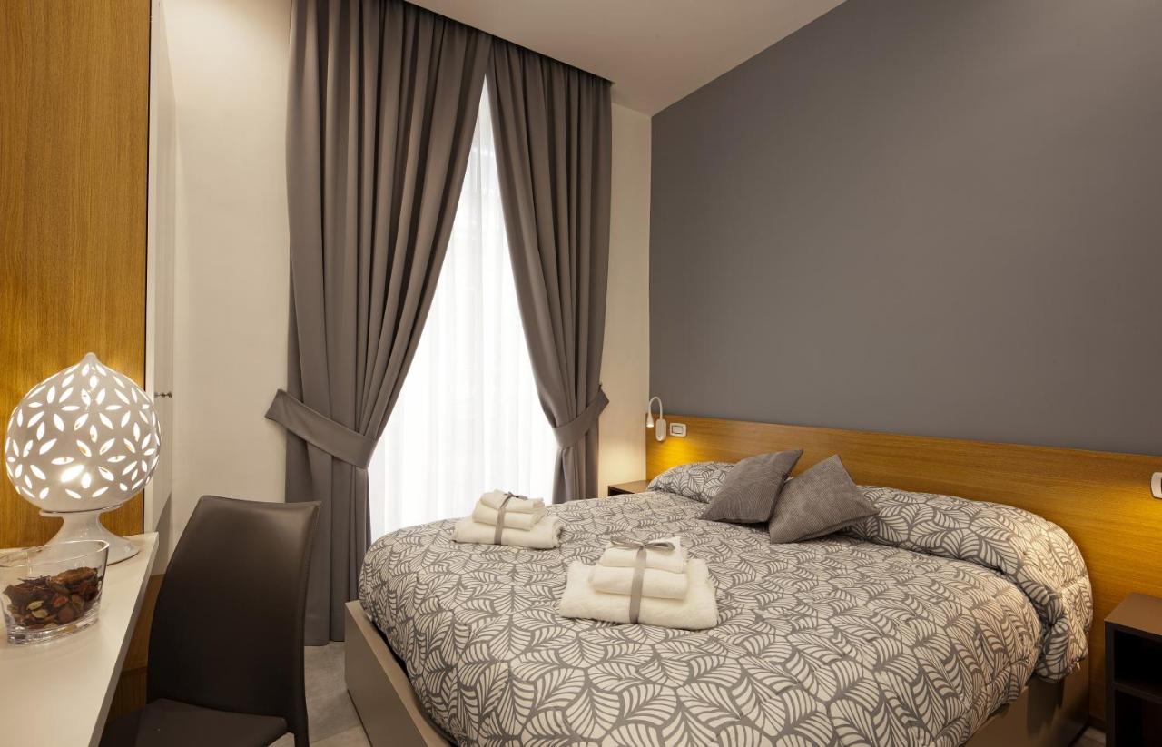 een slaapkamer met een bed waarop twee handdoeken liggen bij Domus Schilizzi in Napels