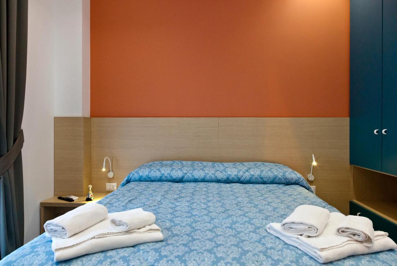 een slaapkamer met een bed waarop handdoeken liggen bij Domus Schilizzi in Napels