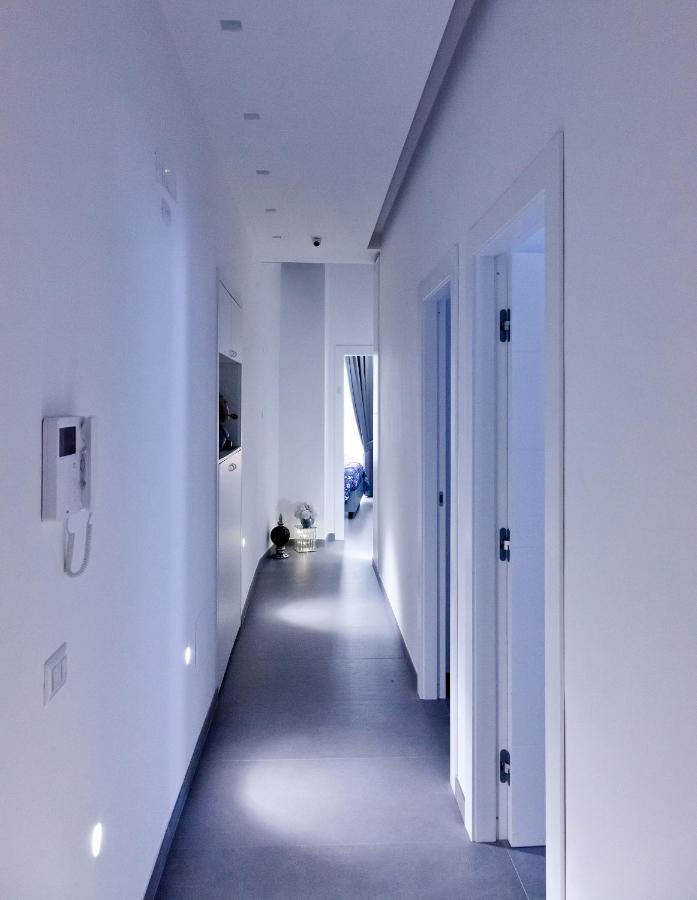 een gang met witte muren en een lange gang bij Domus Schilizzi in Napels