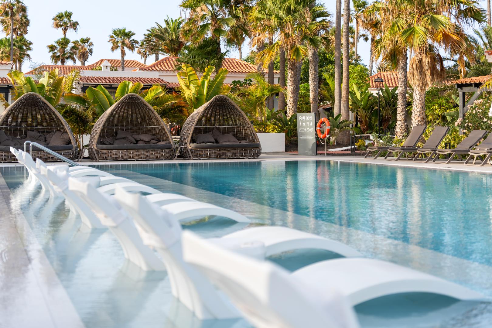 Zwembad omringd door palmbomen — Barceló Fuerteventura Royal Level - Adults Only