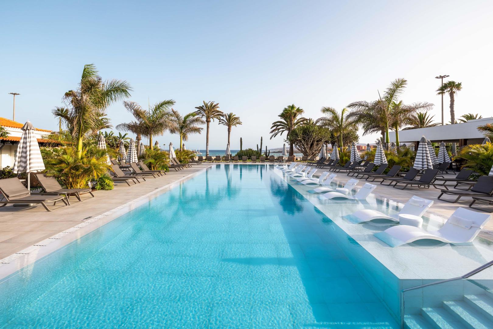 Zwembad omringd door palmbomen — Barceló Fuerteventura Royal Level - Adults Only