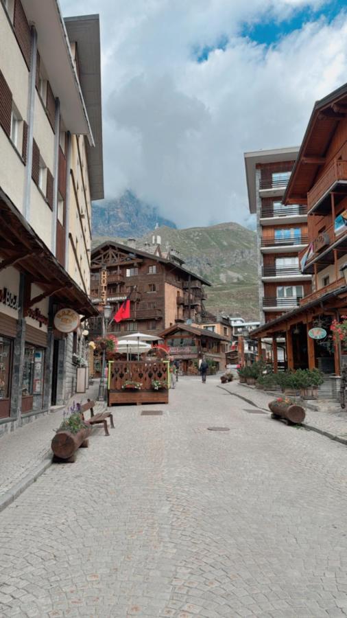 een straat met kinderkopjes in een stad met gebouwen bij Cervino House in Breuil-Cervinia