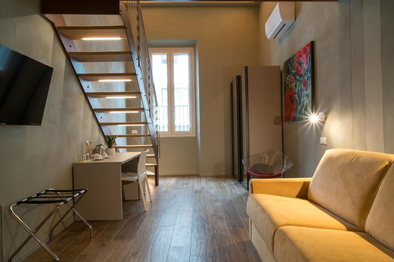 een woonkamer met een bank en een trap bij GOGO` Petit Hotel in Florence